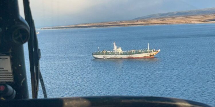 Armada de Chile supervisa tránsito de flotilla de pesqueros chinos por el Estrecho de Magallanes