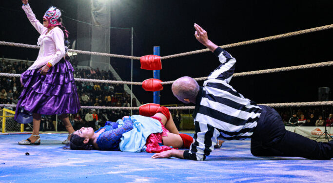 “Cholitas luchadoras”: Demostraron su destreza y valentía en ring del Arena Cavancha, cautivando con sus acrobacias y técnicas de lucha libre