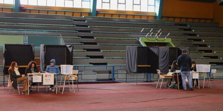 Una primaria que movió poco la aguja: Baja participación, FA-PC se impone al Socialismo Democrático y RN en Chile Vamos