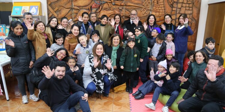 Mineduc presenta “Mantel de palabras”, juego educativo para fomentar la lectura que beneficiará a 279 mil estudiantes del país 