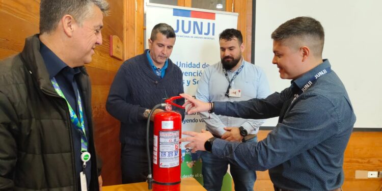 Funcionarios de JUNJI Tarapacá se capacitan en preparación y respuesta ante emergencias