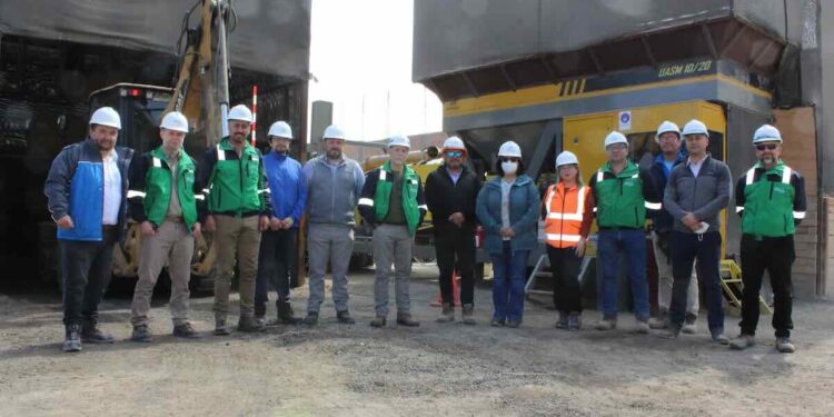 Delegación de Aguas Antofagasta conoce planta asfaltadora que trabaja con Aguas del Altiplano