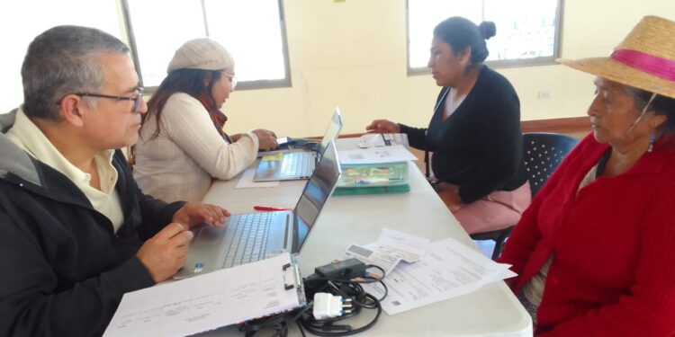 Vecinos del Tamarugal reciben ayuda para postular al Subsidio Eléctrico