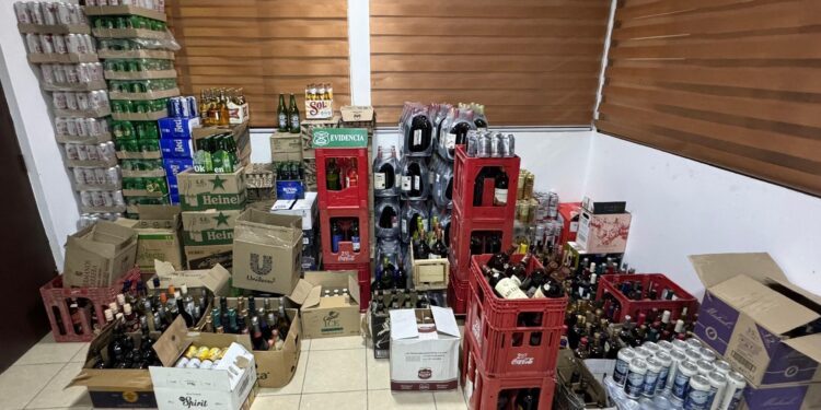 Carabineros lleva 2 mil 350 litros de alcohol incautados en La Tirana