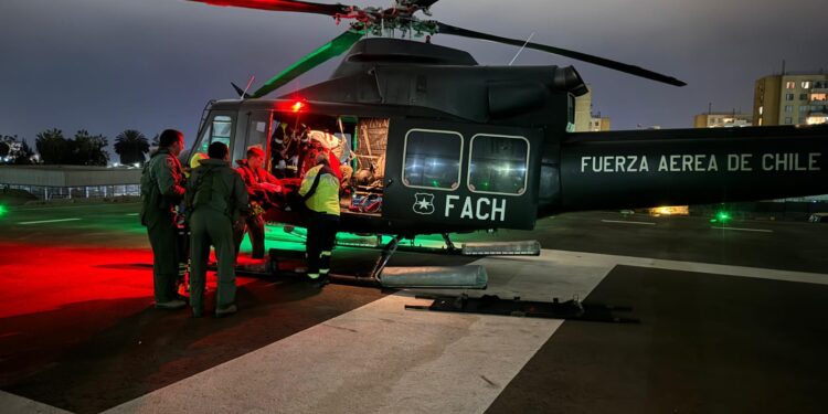 Fuerza Aérea realizó exitosa evacuación aeromédica a dos pasajeros en cercanías de Huara