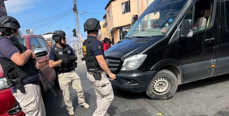 Cinco infracciones al transporte informal que se instala en el «Barrio Boliviano»