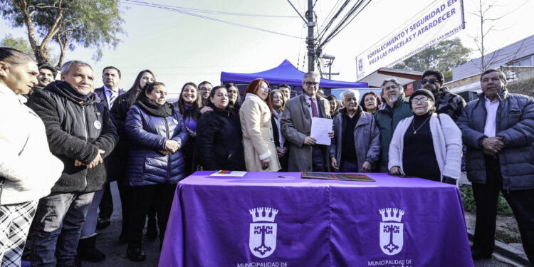 Ministro Marcel firma protocolo de acuerdo con ferias libres para fomentar el pago electrónico