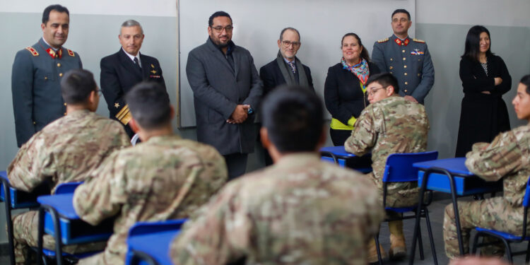 Ministerios de Defensa Nacional y Educación firman acuerdo para garantizar que conscriptos continúen sus estudios en Centros de Formación Técnica Estatales