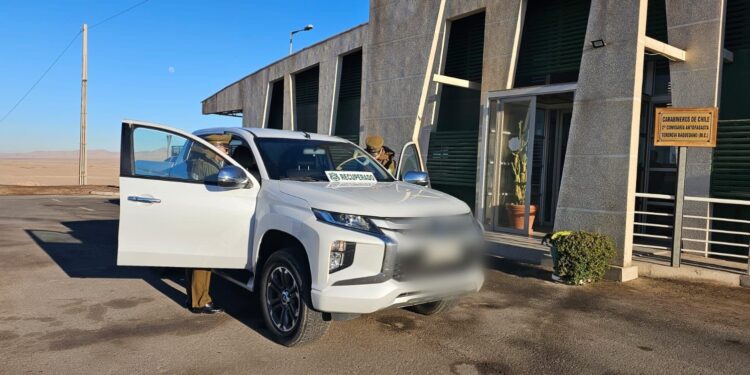 En Baquedano Carabineros recuperaron camioneta robada en Santiago