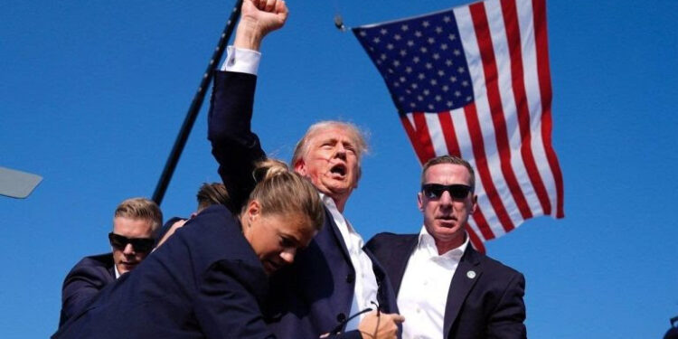 Por qué la imagen de la reacción de Trump al atentado ya es icónica y podría ser clave para la carrera presidencial