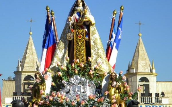 Bailes y peregrinos ariqueños presentes en la festividad de la Virgen del Carmen