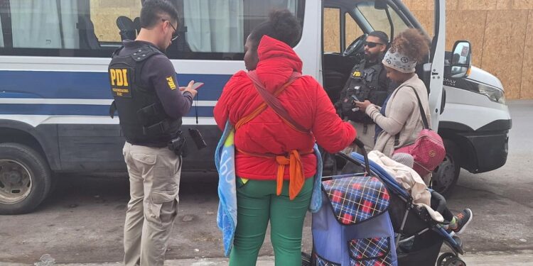 PDI fiscaliza ferias y «tomas» en Alto Hospicio finalizando con dos detenidos y 18 extranjeros en situación irregular
