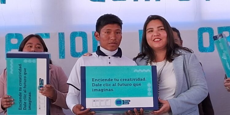 Junaeb Tarapacá inició entrega de más de 2500 computadores de las Becas TIC