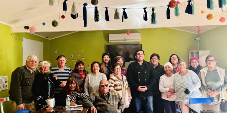 SERNAC realiza conversatorio sobre derechos en materia de consumo para personas mayores en Pozo Almonte