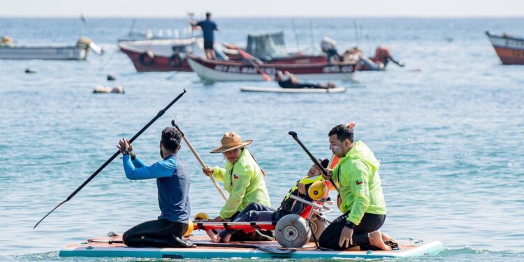Fundación Collahuasi entregó equipamiento inclusivo para deportes acuáticos en Playa Cavancha