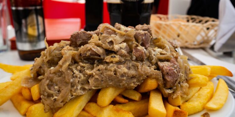 Celebra el Día de la Chorrillana: un ícono de la gastronomía nacional