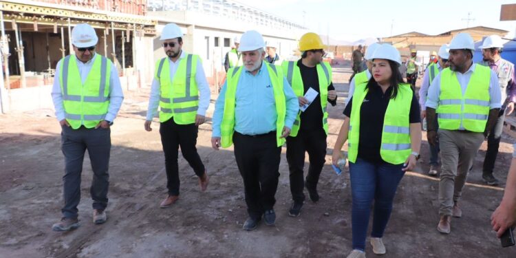 Ministro Montes encabezó visita de autoridades a obras sociales en Pozo Almonte