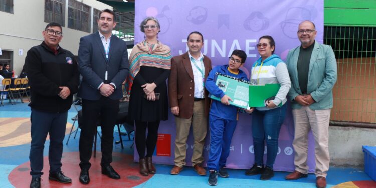 Becas TIC: Junaeb distribuye 1.278 computadores a estudiantes de Iquique