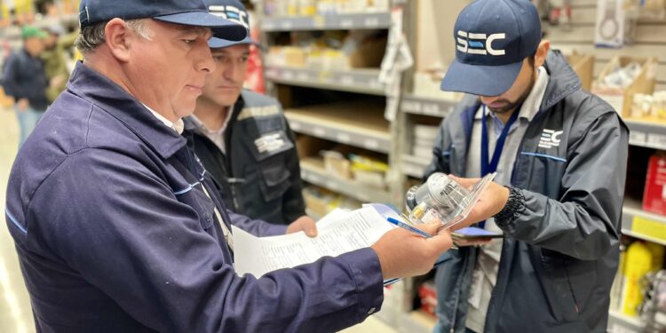 Verifican que comercio iquiqueño cumpla norma de seguridad en productos eléctricos y a gas