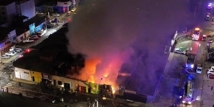 Dos muertos y siete casas afectadas por el fuego en calle Tarapacá, entre 18 de Septiembre y Errázuriz