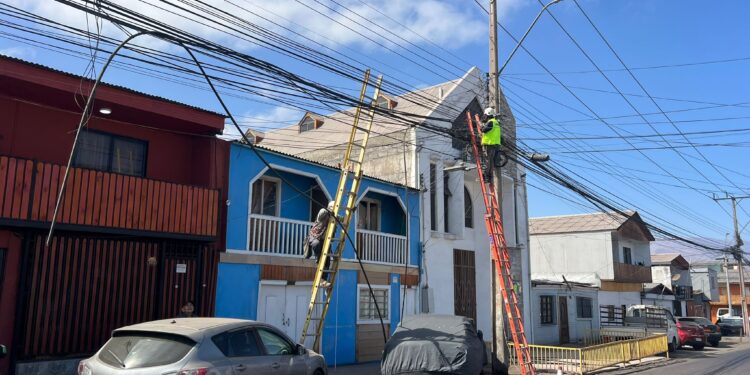 Autoridades efectúan nuevo retiro de cables en Iquique