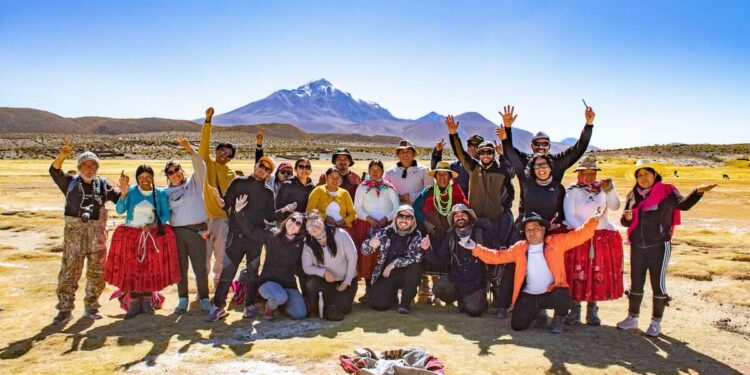 Mes de la Montaña concluyó con ascensión al Volcán Isluga