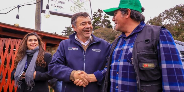 Ministro Valenzuela destaca resiliencia detrás del éxito de “El Rey de la Quinoa” en Petorca y llama a agricultores seguir su ejemplo