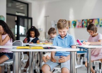 ¿Prohibir o regular?: Uso del celular en el aula y la necesidad de un enfoque integral, por Cristián Villegas*