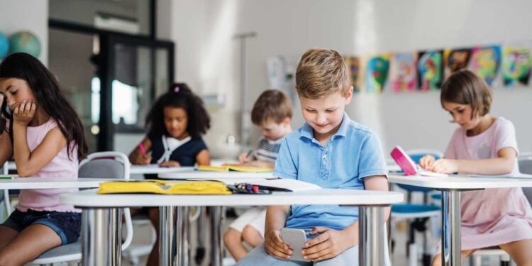 ¿Prohibir o regular?: Uso del celular en el aula y la necesidad de un enfoque integral, por Cristián Villegas*