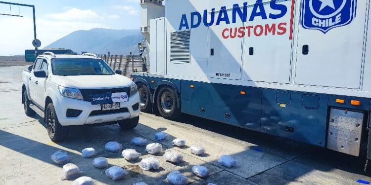 Aduanas detecta droga en camioneta y bus en avanzada El Loa