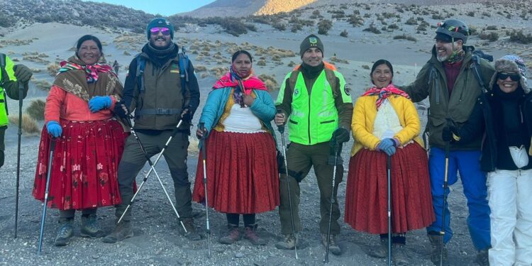 Cholitas escaladoras y Carabineros llegaron al cráter del Volcán Isluga