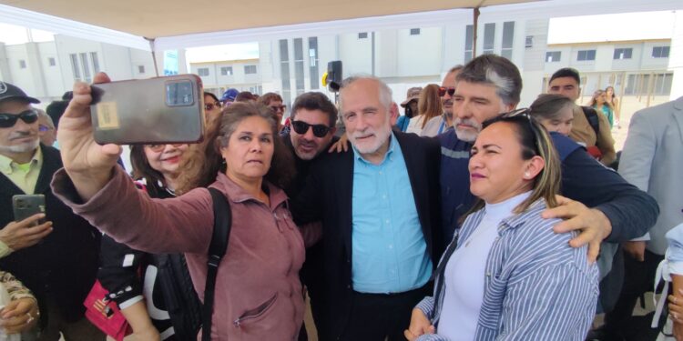 Ministro Carlos Montes celebró la entrega de 159 viviendas de los proyectos Sol de Pica I y II en la región de Tarapacá