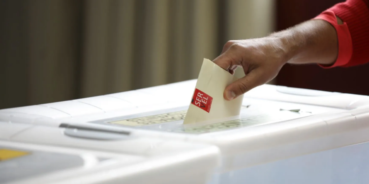 Encuesta Cadem: En octubre, 36% votaría por un candidato que apoye al gobierno del Presidente Boric y el 51% por uno de oposición. El 13% no sabe o no responde