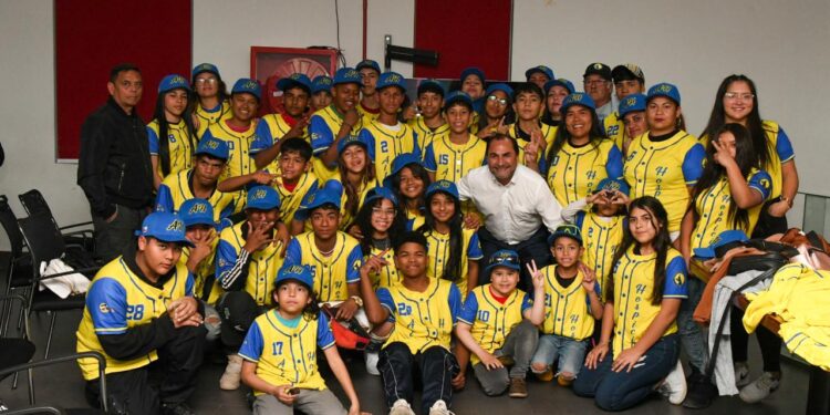 El béisbol y vóleibol de Alto Hospicio reciben indumentaria deportiva