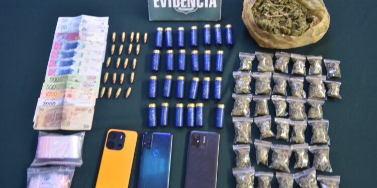 Carabineros de Iquique detienen a dos hombres que portaban municiones y drogas