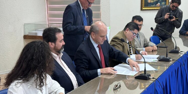 Potenciando la formación e investigación: UNAP y Aguas del Altiplano firman Convenio de Colaboración