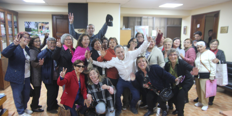 Adultos mayores celebraron aprobación de proyectos que les permitirán conocer el país