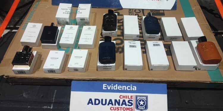 Aduanas intercepta en avanzada El Loa un millonario contrabando de perfumes de nicho
