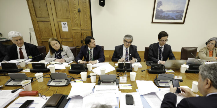 Comisión de Hacienda del Senado aprueba primeras indicaciones del proyecto de Cumplimiento Tributario: secreto bancario y denunciante anónimo