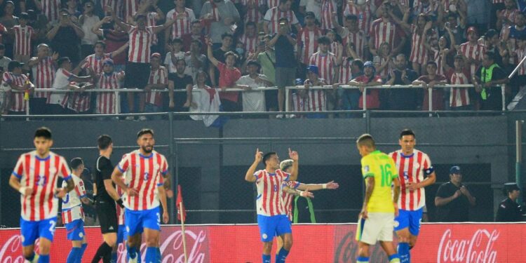 Paraguay se llenó de vida tras vencer a Brasil 1-0 y se distanció de La Roja