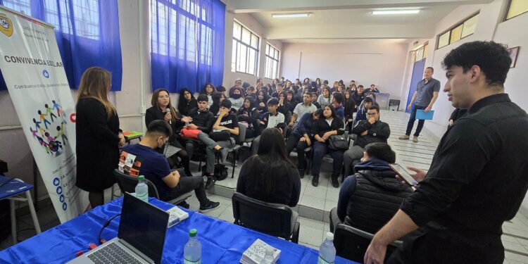 Alumnos del Liceo Luis Cruz Martínez de Iquique conocieron el proceso penal a través de simulación de juicio