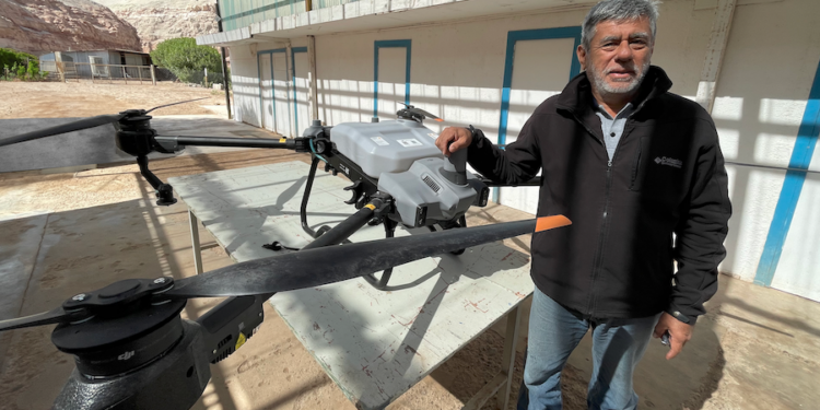 Agricultor de Camarones invirtió en tecnología para fertilizar y fumigar cultivos de alfalfa