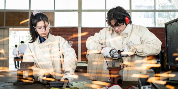 Mineduc abre concurso para que liceos técnico-profesionales postulen a fondos para mejorar el equipamiento de sus especialidades