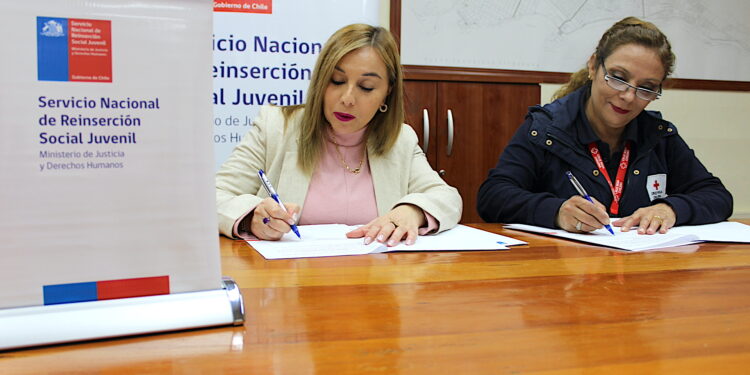 SRJ Tarapacá y Cruz Roja firman convenio para apoyar a jóvenes en mediación penal