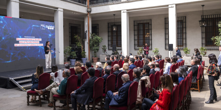 Chile quiere liderar la revolución cuántica: ministra de Ciencia recibe informe de comisión experta con 15 recomendaciones
