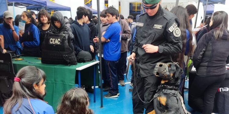 Funcionarios de la Unidad de Canes participaron en feria vocacional escolar