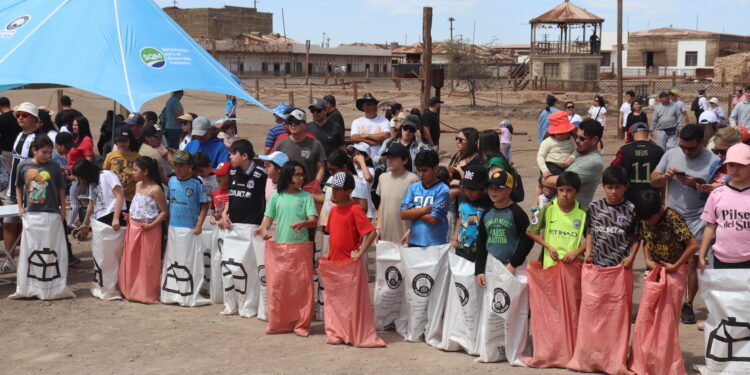 Familias completas, sumando a más de 4 mil visitantes, llegaron a Humberstone para iniciar las Fiestas Patria a la usanza pampina