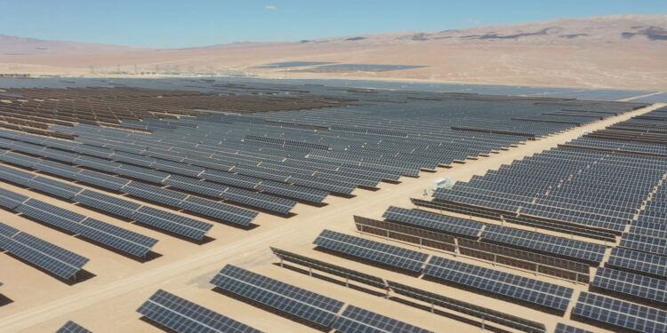 AES Andes ingresa a SEA nuevo proyecto renovable y alcanza los US$3.000 millones en tramitación de parques fotovoltaicos con almacenamiento de baterías