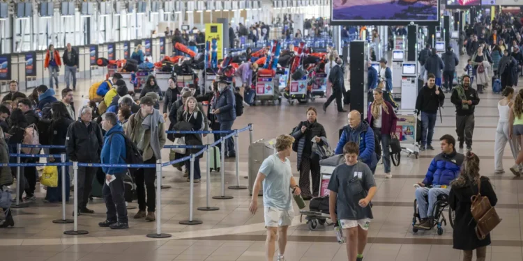 Trabajadores del Aeropuerto de Santiago en huelga a partir de este jueves a las 07.00 horas