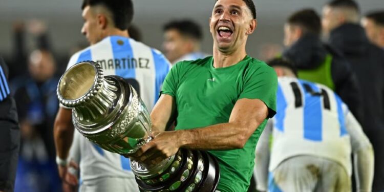 Arquero argentino Dibu» Martínez castigado con dos partidos por «comportamiento ofensivo»